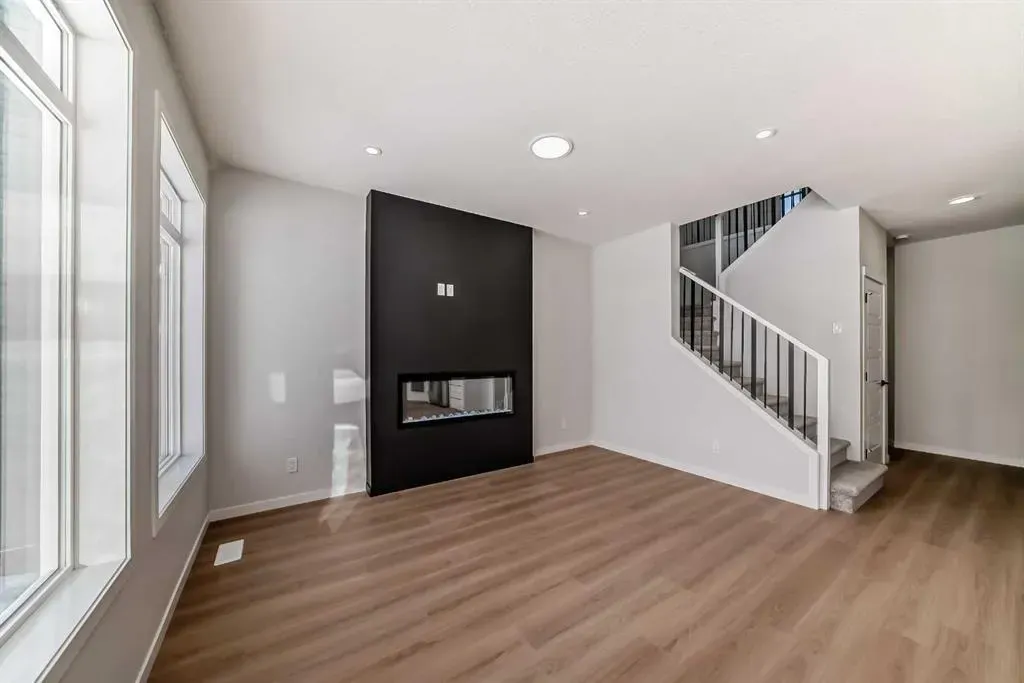 374 Corner Glen Way NE