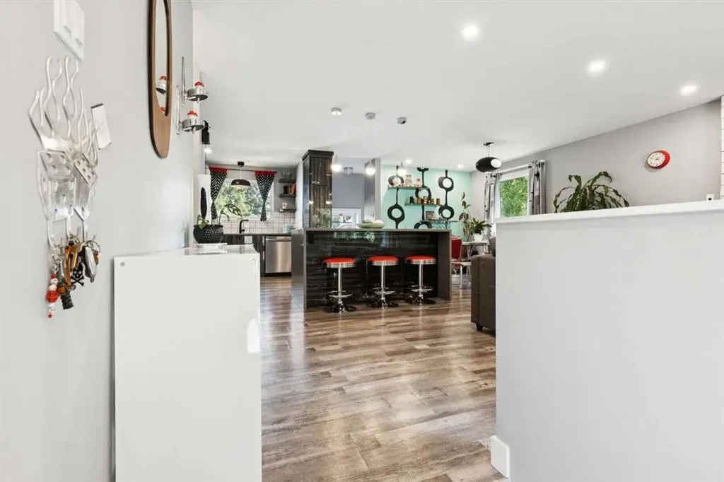 224 CEDARBRAE Crescent SW