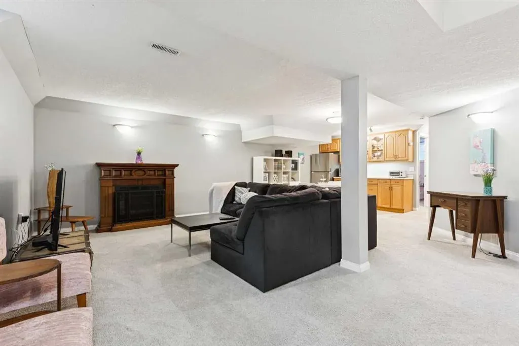 224 CEDARBRAE Crescent SW