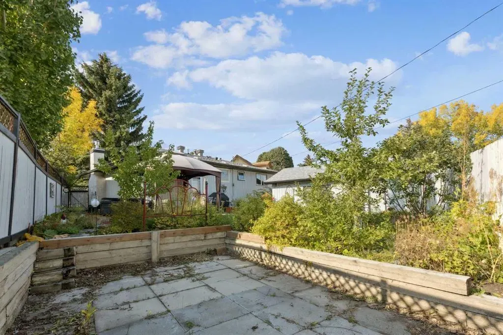 224 CEDARBRAE Crescent SW