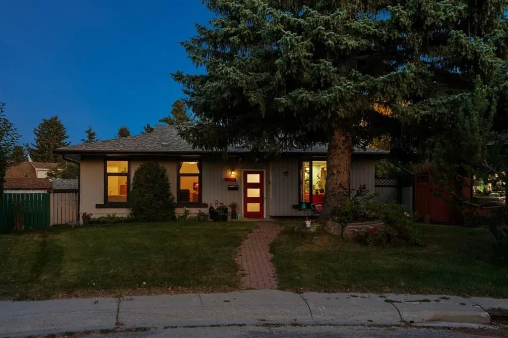 224 CEDARBRAE Crescent SW