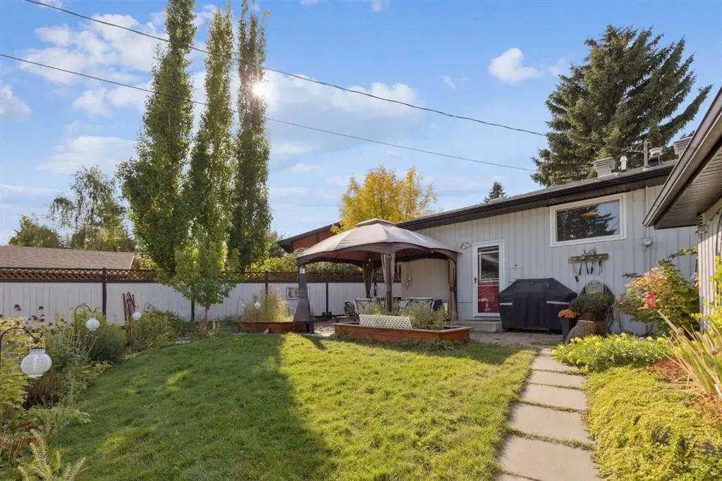 224 CEDARBRAE Crescent SW