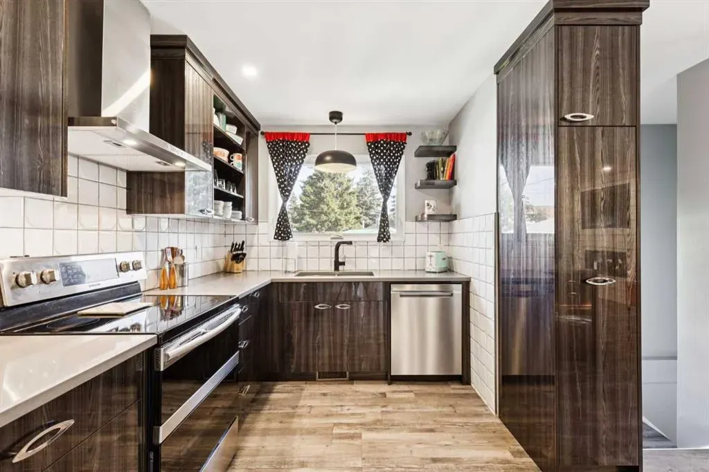 224 CEDARBRAE Crescent SW