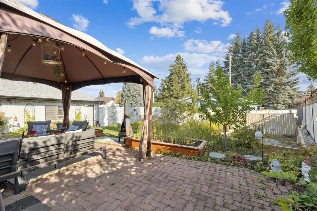 224 CEDARBRAE Crescent SW