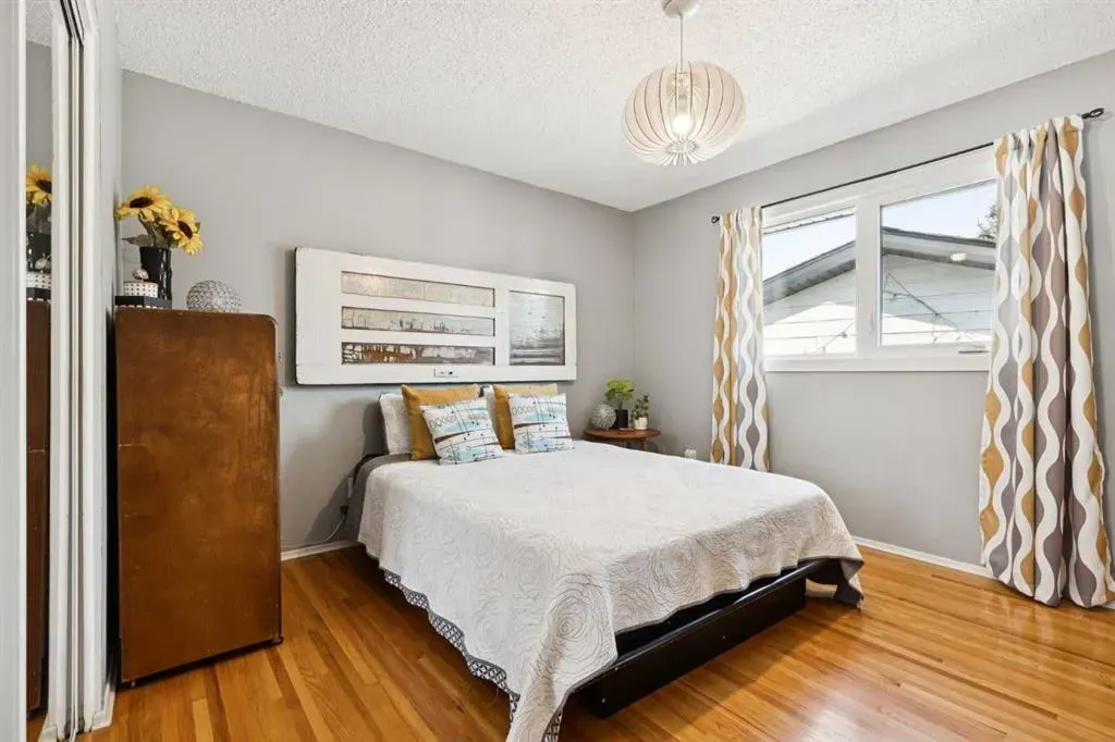 224 CEDARBRAE Crescent SW