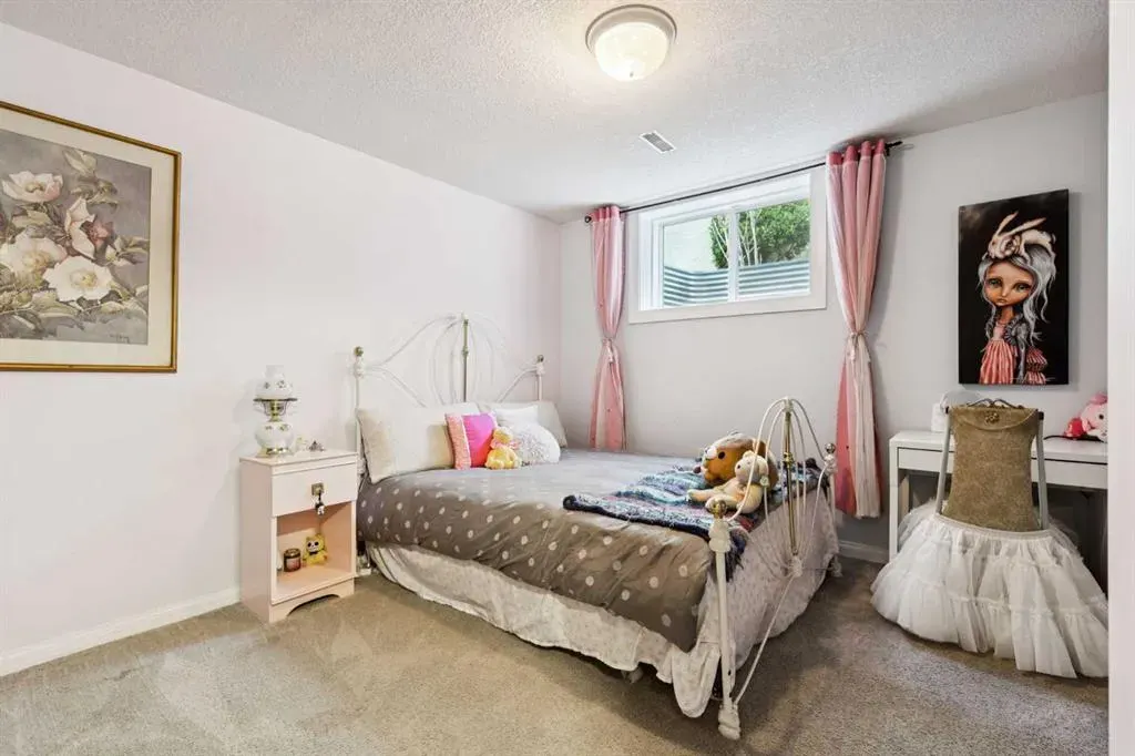 224 CEDARBRAE Crescent SW