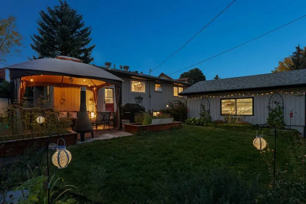 224 CEDARBRAE Crescent SW