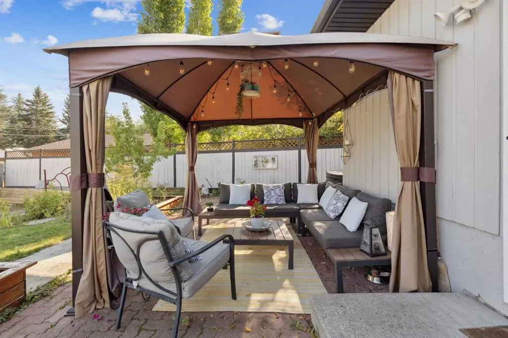 224 CEDARBRAE Crescent SW