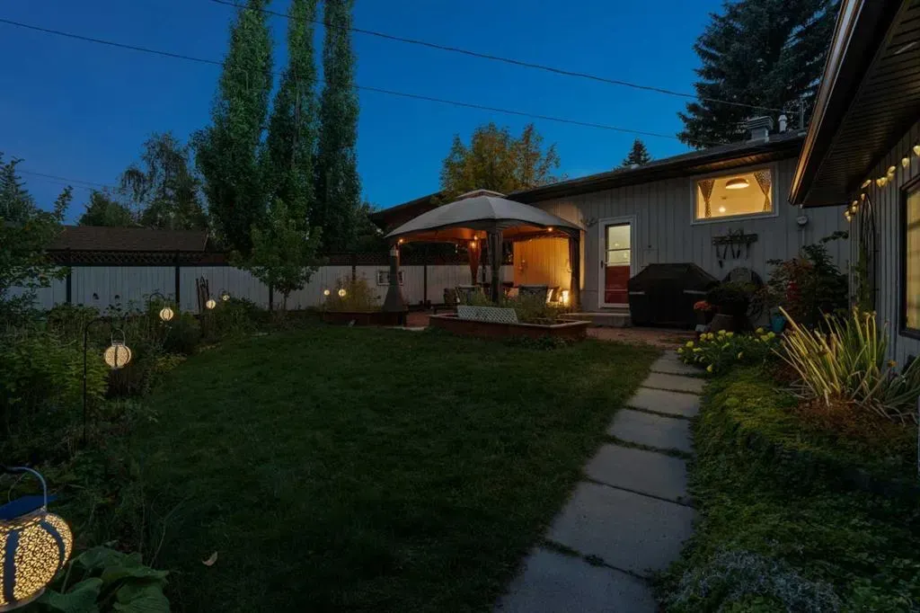 224 CEDARBRAE Crescent SW