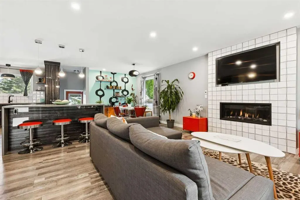 224 CEDARBRAE Crescent SW