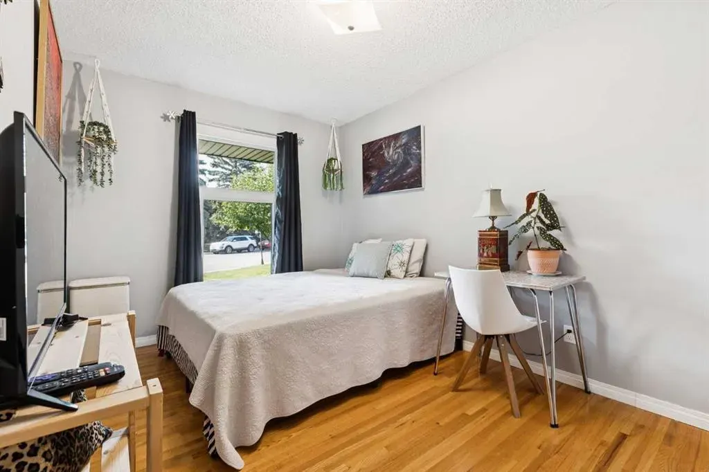 224 CEDARBRAE Crescent SW