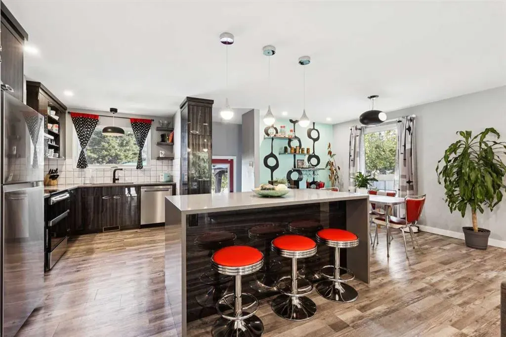 224 CEDARBRAE Crescent SW