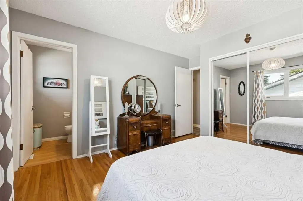 224 CEDARBRAE Crescent SW