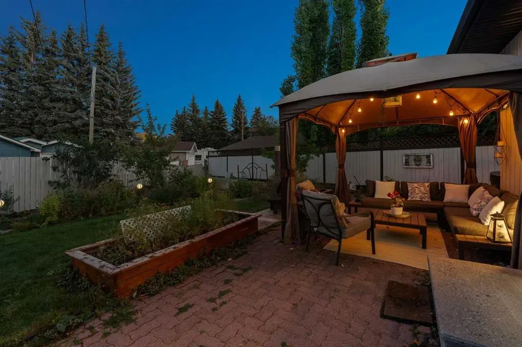 224 CEDARBRAE Crescent SW