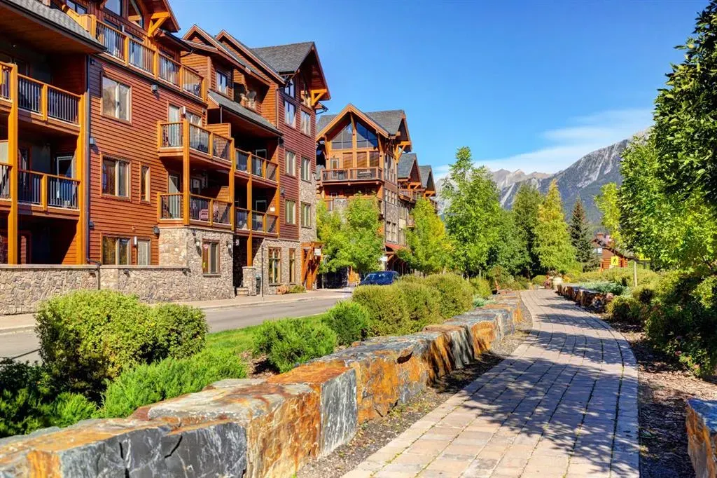808 Spring Creek Drive, #415