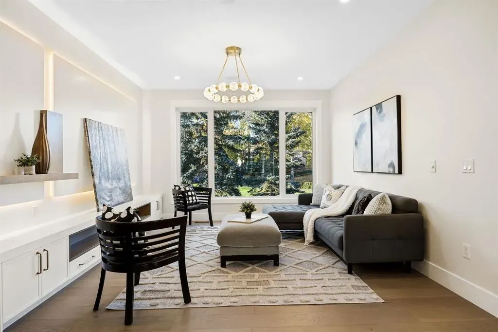 620 Varsity Estates Crescent NW