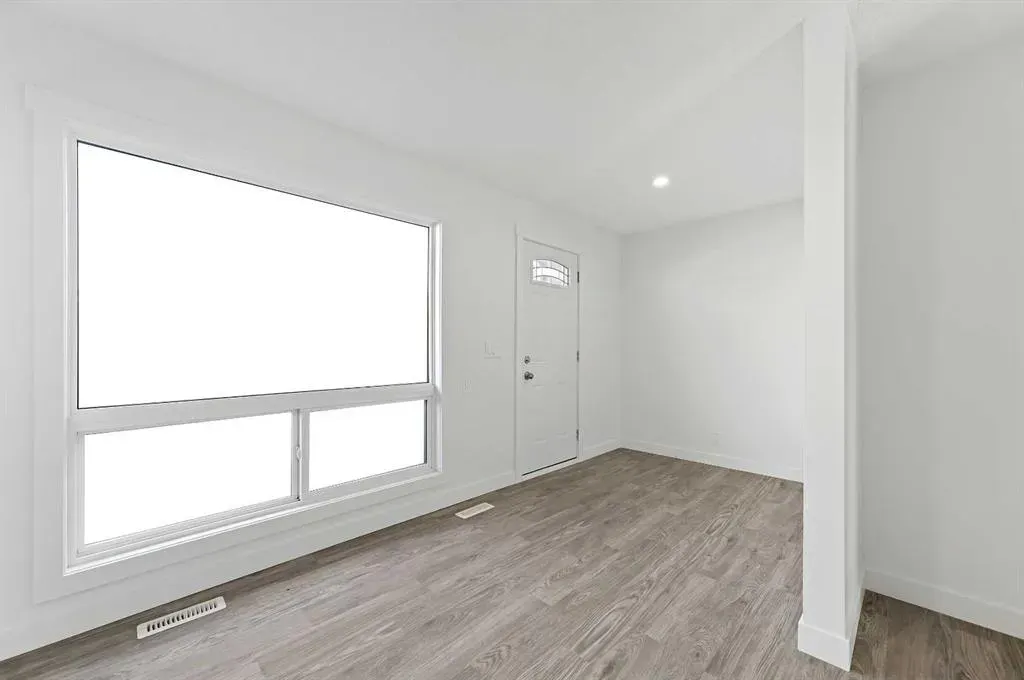 220 Erin Mount Crescent SE, #4