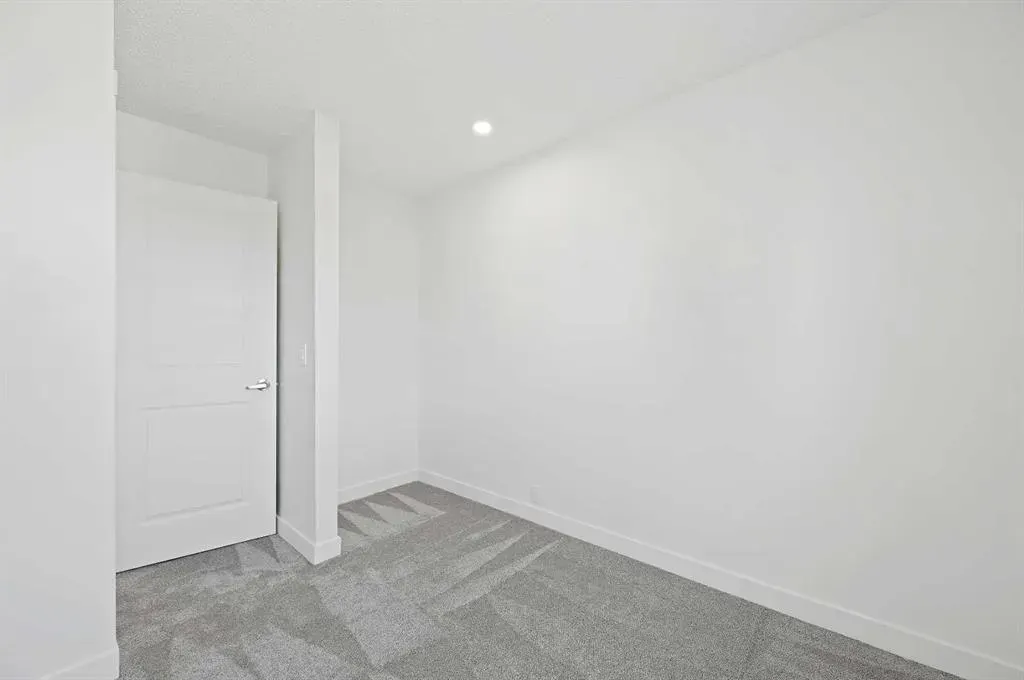220 Erin Mount Crescent SE, #4