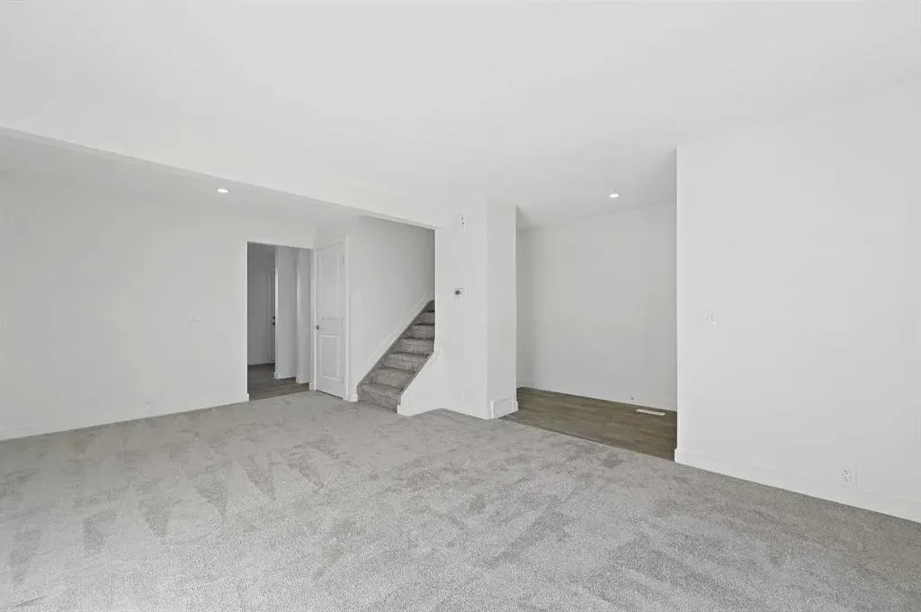 220 Erin Mount Crescent SE, #4
