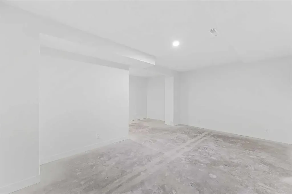 220 Erin Mount Crescent SE, #4