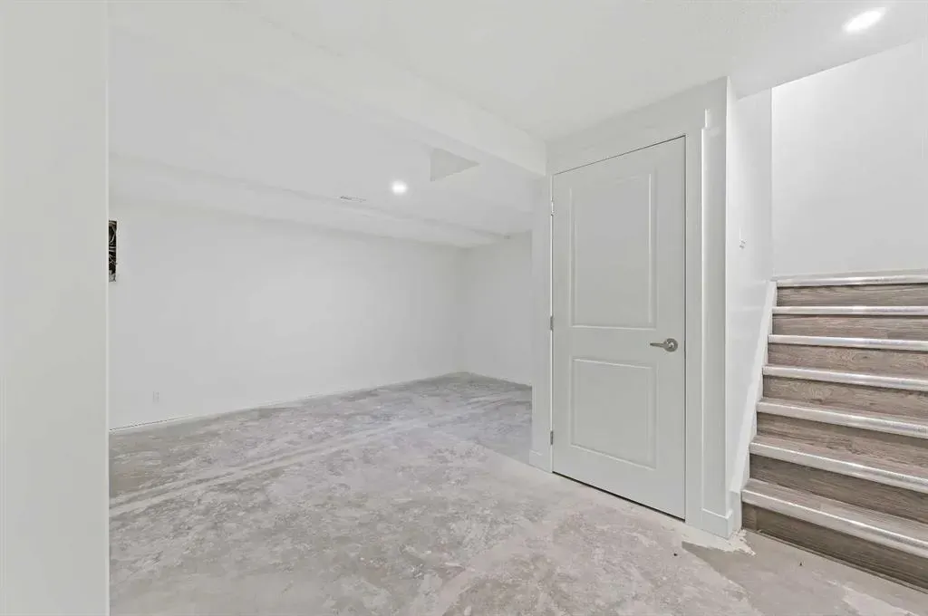 220 Erin Mount Crescent SE, #4