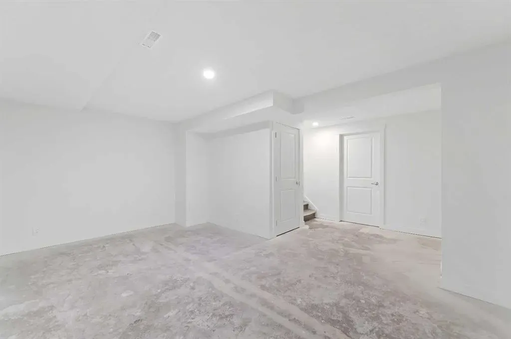 220 Erin Mount Crescent SE, #4