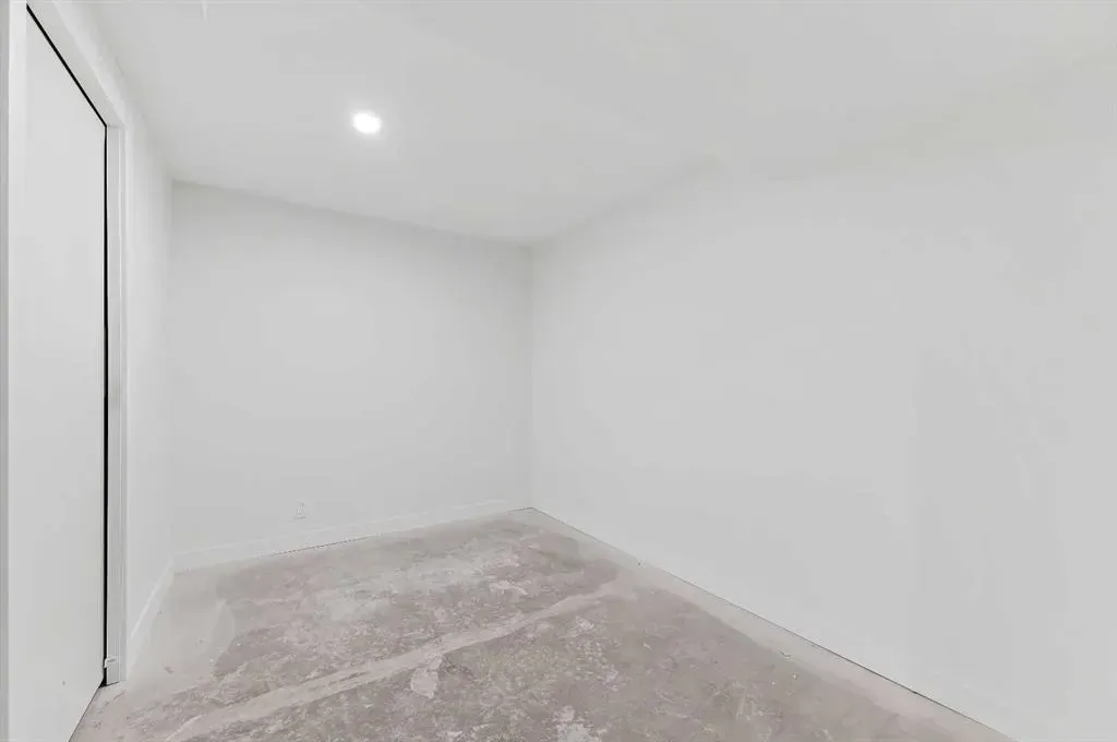 220 Erin Mount Crescent SE, #4