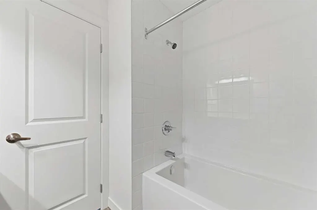 220 Erin Mount Crescent SE, #4