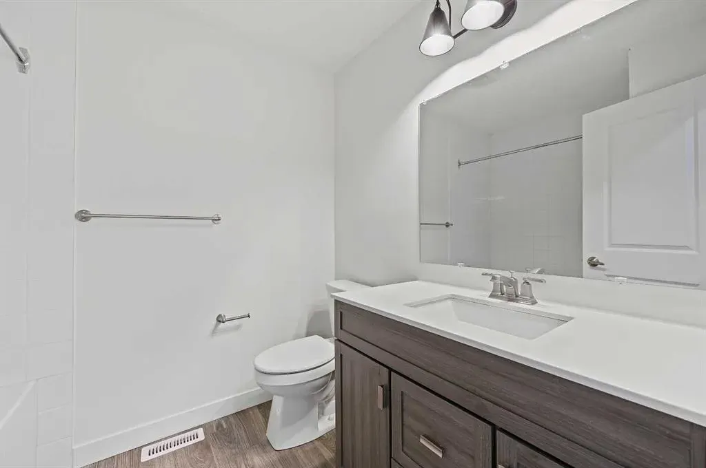 220 Erin Mount Crescent SE, #4