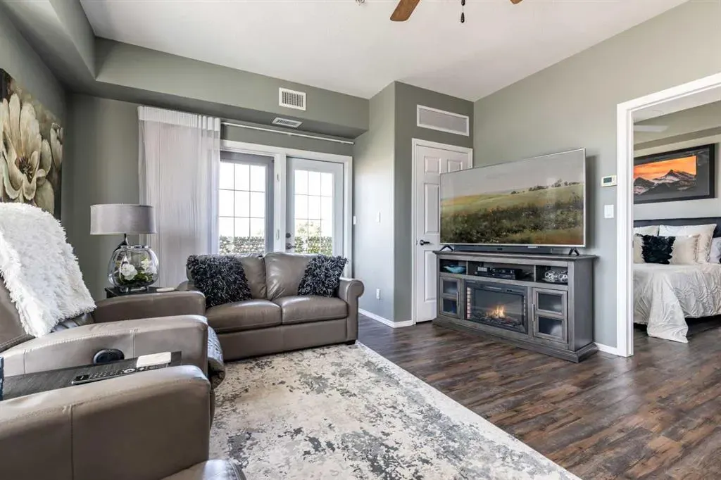 105 Main Street S, #209