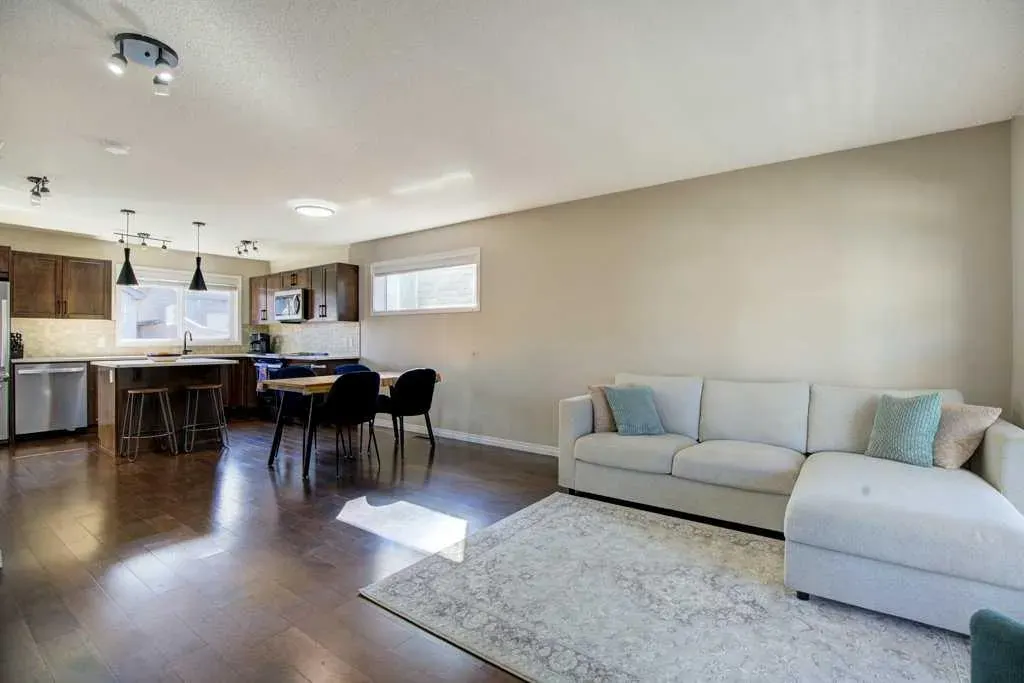 71 Autumn View SE