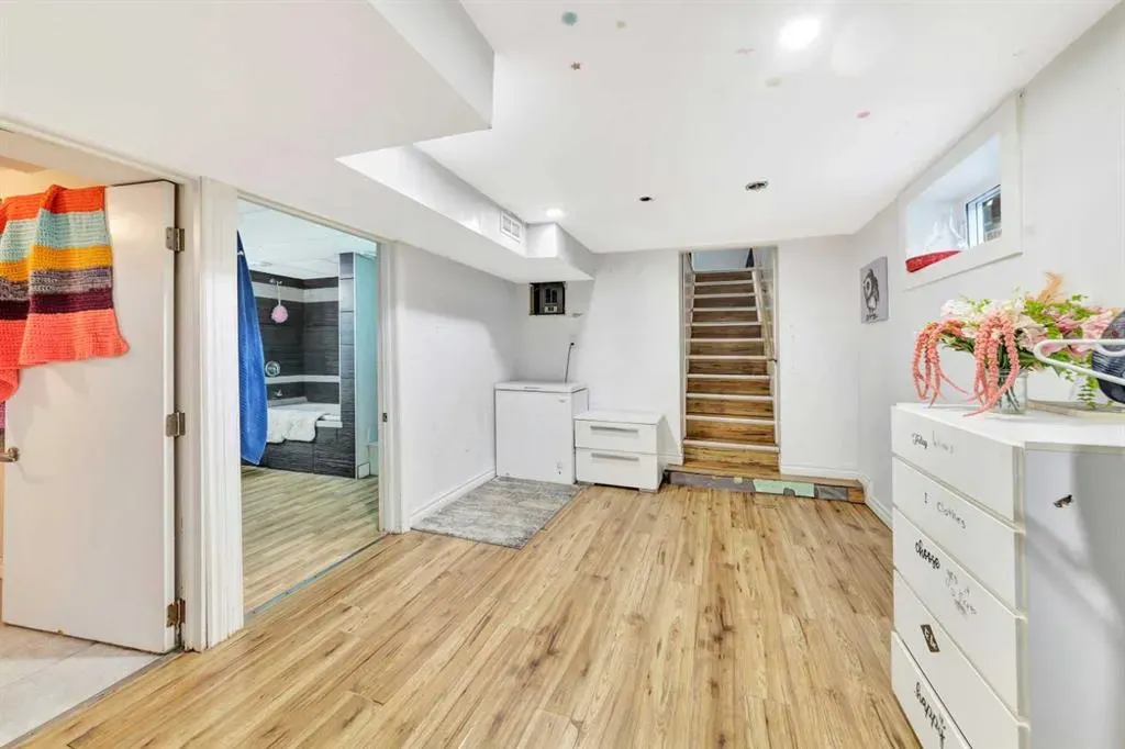 117 2 Street W