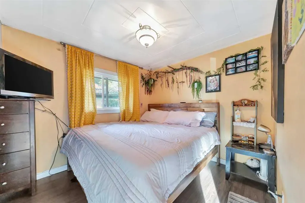 117 2 Street W