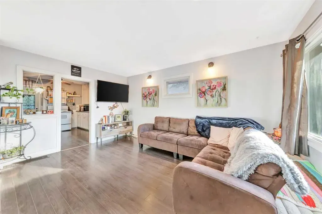 117 2 Street W