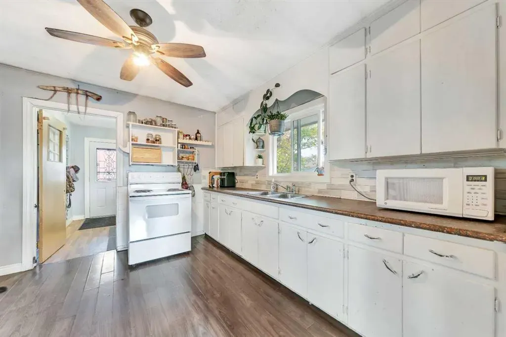 117 2 Street W
