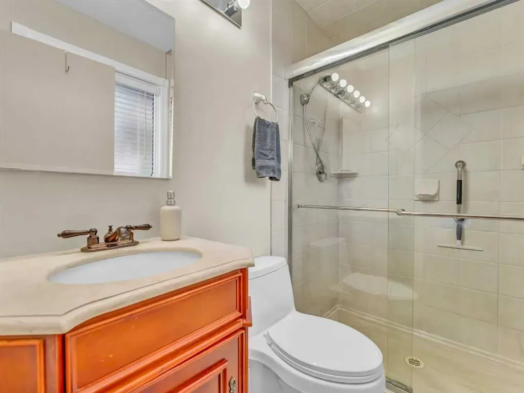 25 East Glen Crescent SE