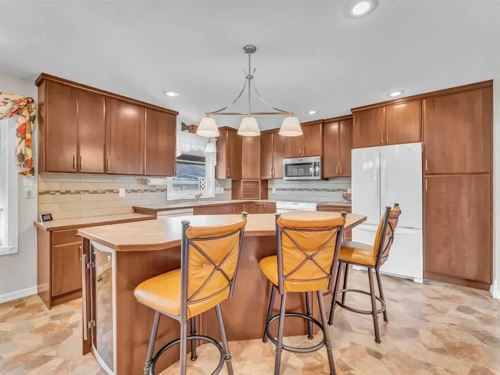 25 East Glen Crescent SE