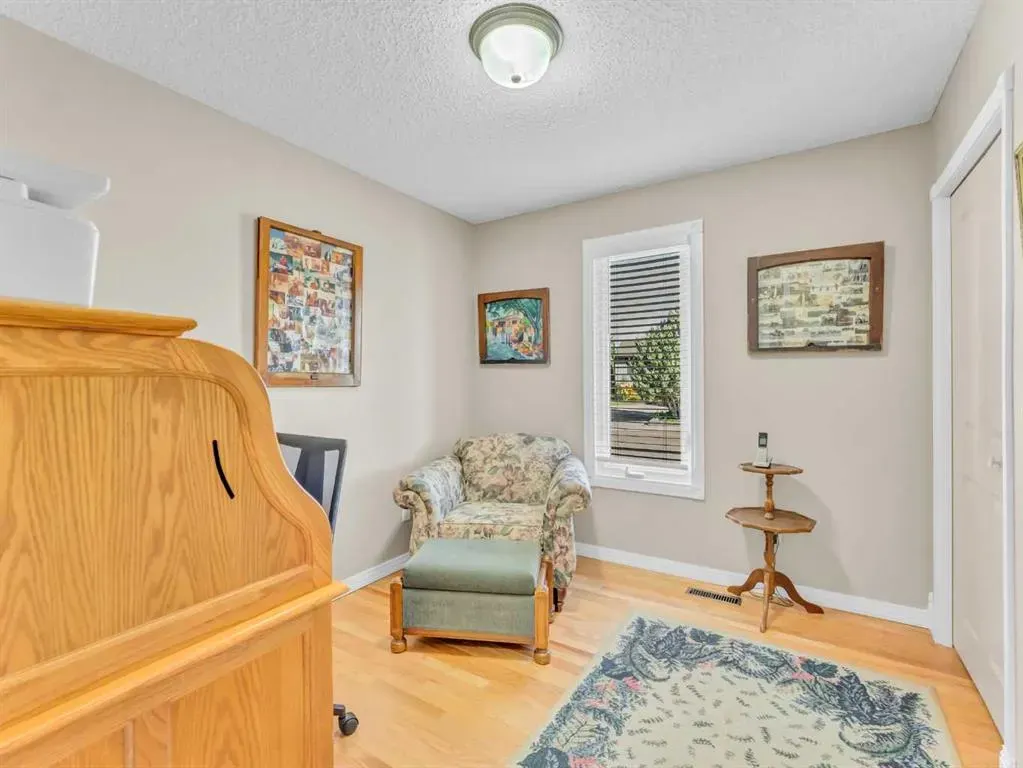 25 East Glen Crescent SE