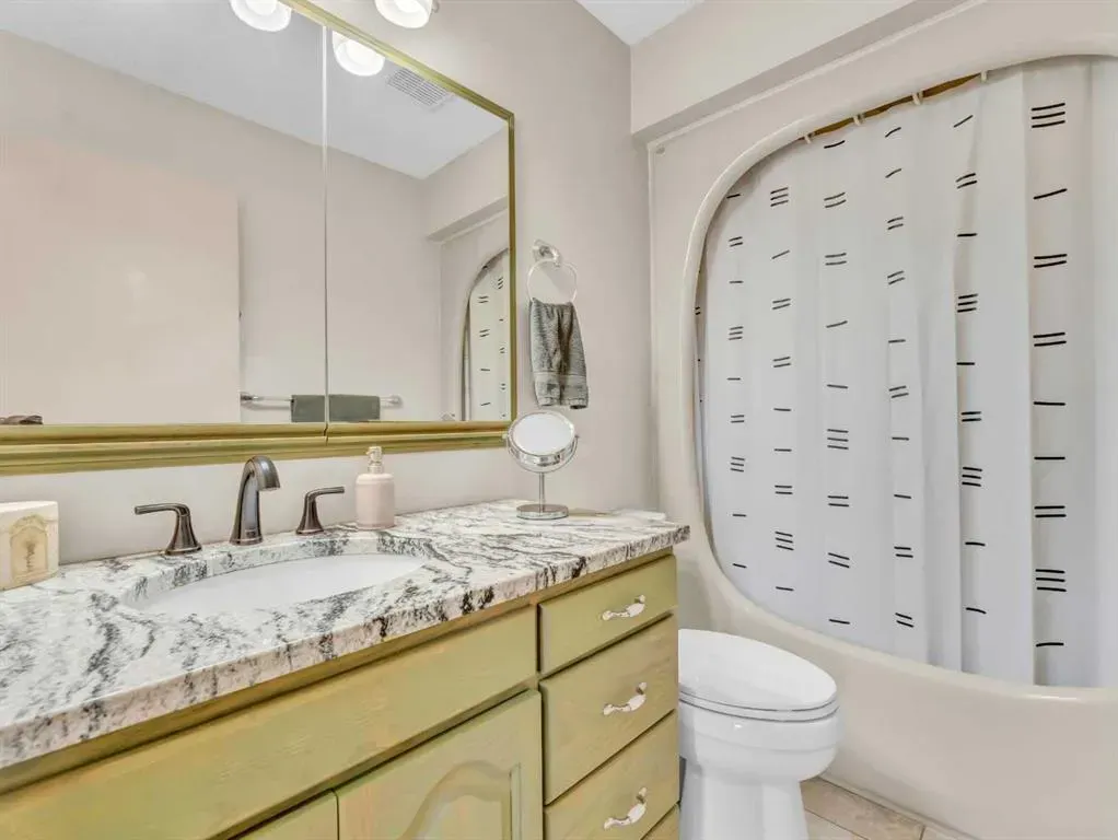25 East Glen Crescent SE