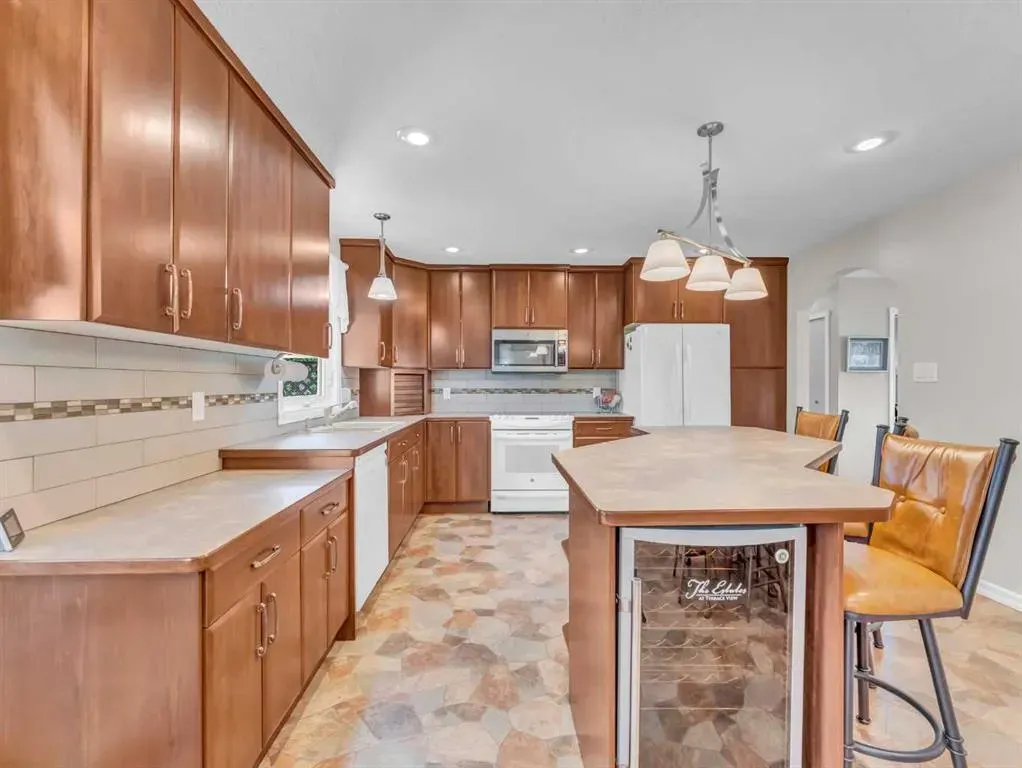25 East Glen Crescent SE