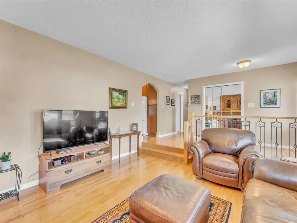 25 East Glen Crescent SE