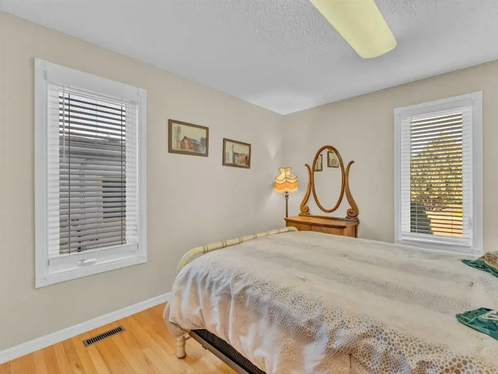 25 East Glen Crescent SE