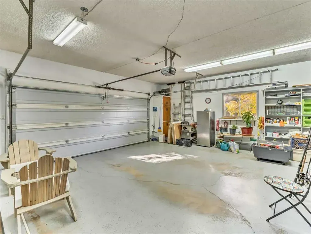 25 East Glen Crescent SE