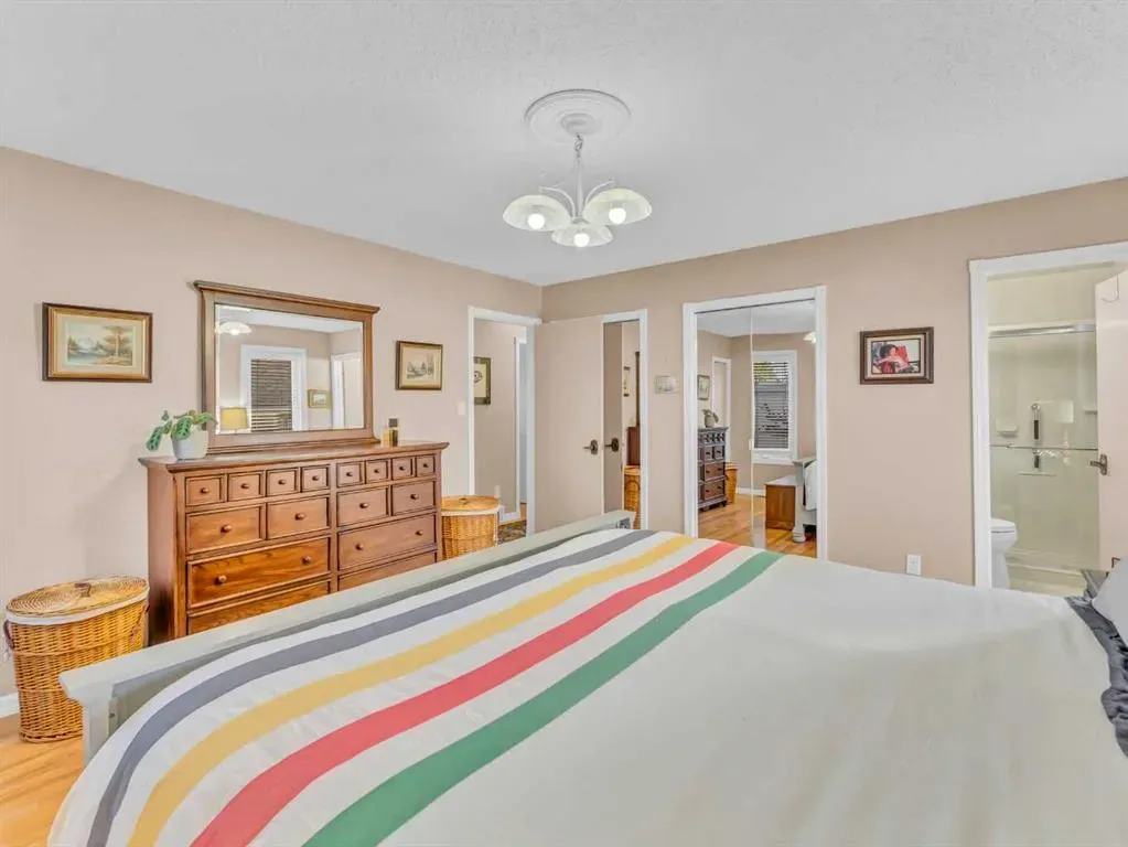 25 East Glen Crescent SE