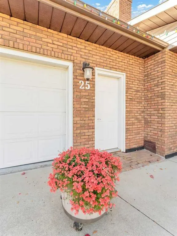 25 East Glen Crescent SE