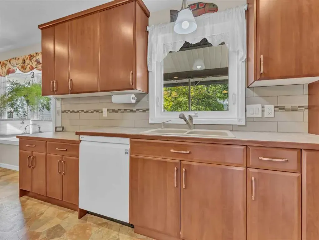 25 East Glen Crescent SE
