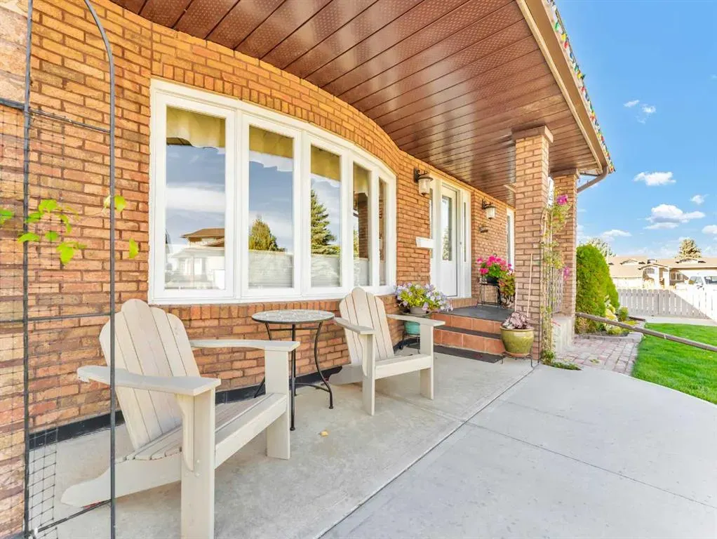 25 East Glen Crescent SE