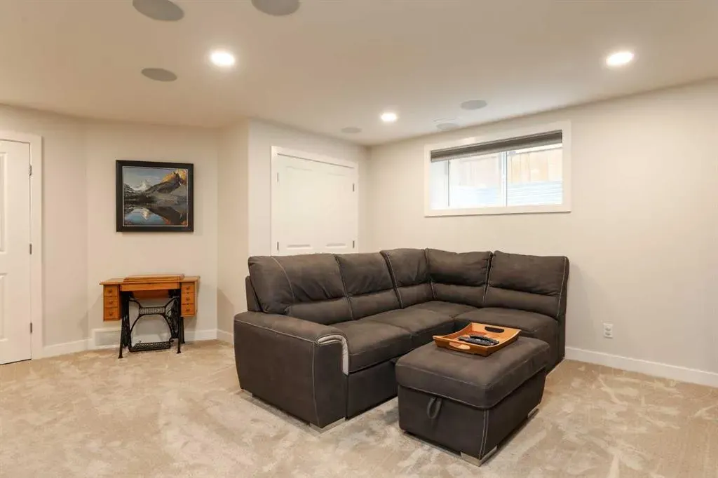 100 Riverhurst Cove W