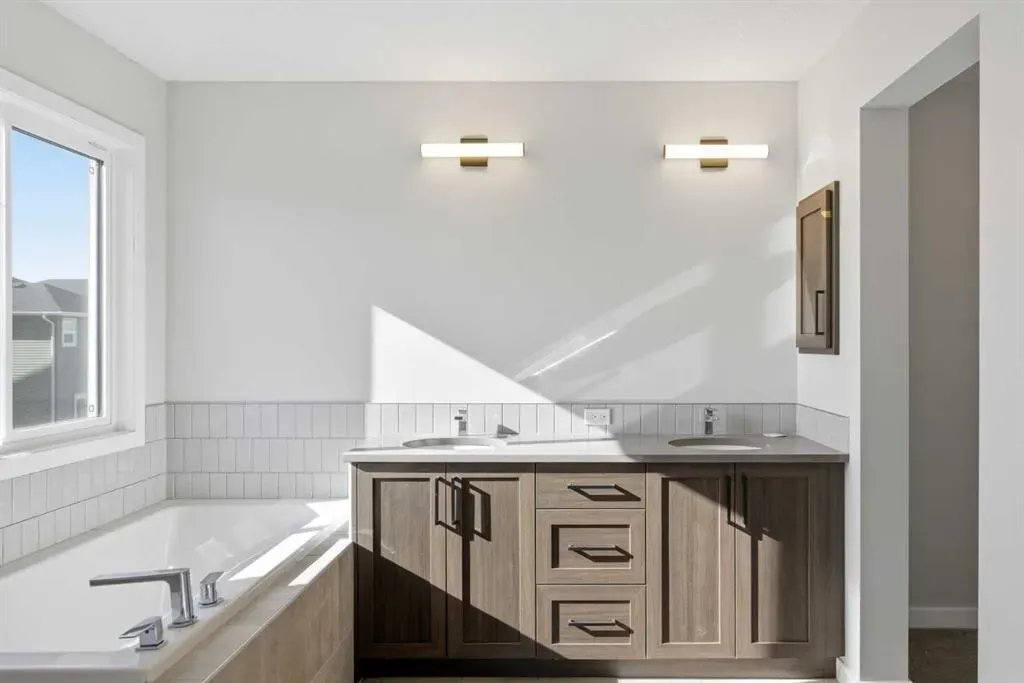 119 Chinook Winds Manor SW