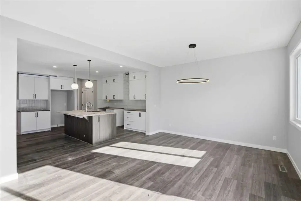 119 Chinook Winds Manor SW